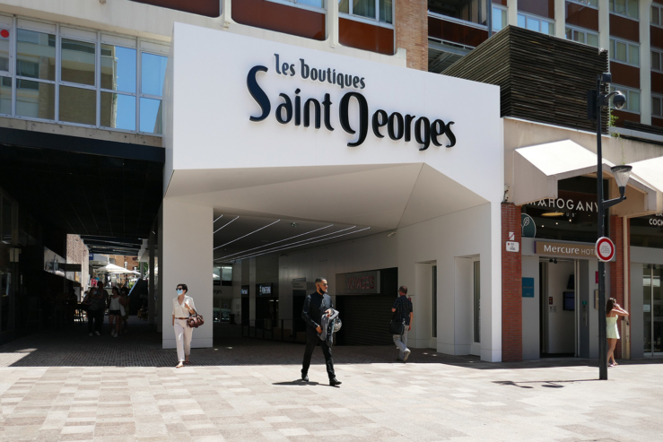 Entrée Saint-Jérôme, enseigne extérieure. Les boutiques Saint-Georges